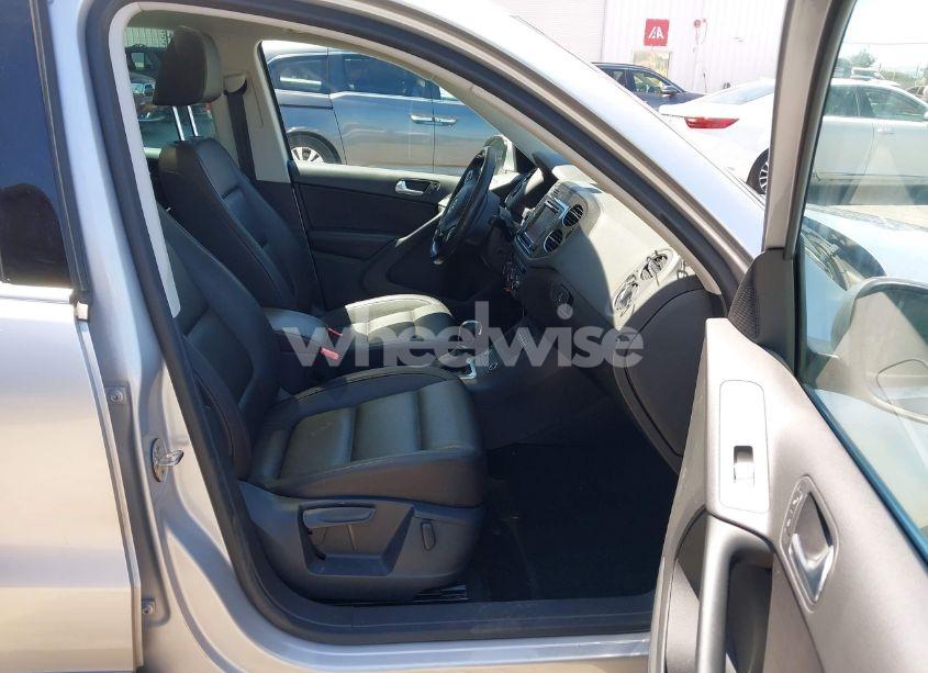 Photo 5 of 2016 Volkswagen Tiguan SE (VIN WVGAV7AXXGW537679)