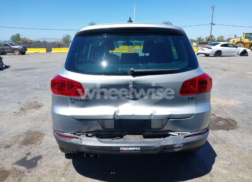 Photo 6 of 2016 Volkswagen Tiguan SE (VIN WVGAV7AXXGW537679)