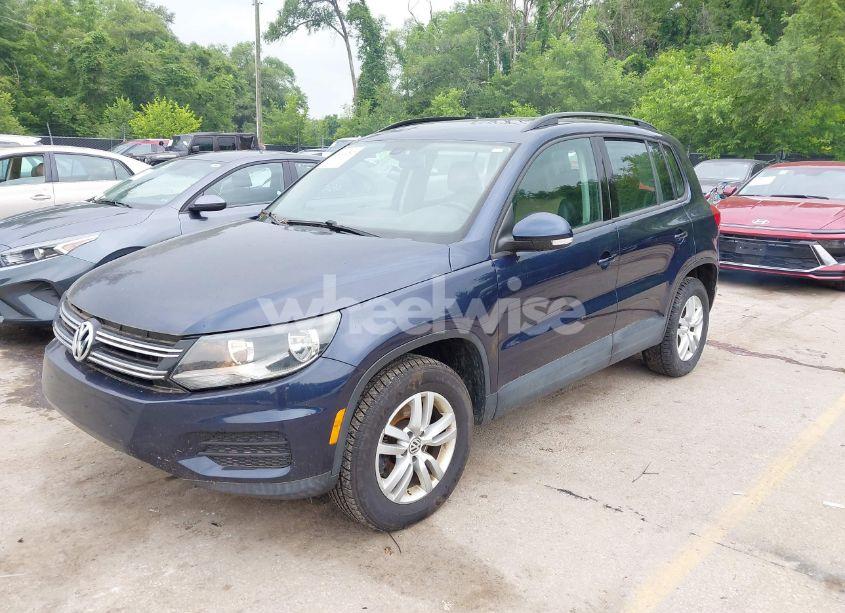 Photo 2 of 2016 Volkswagen Tiguan S (VIN WVGAV7AXXGW610355)