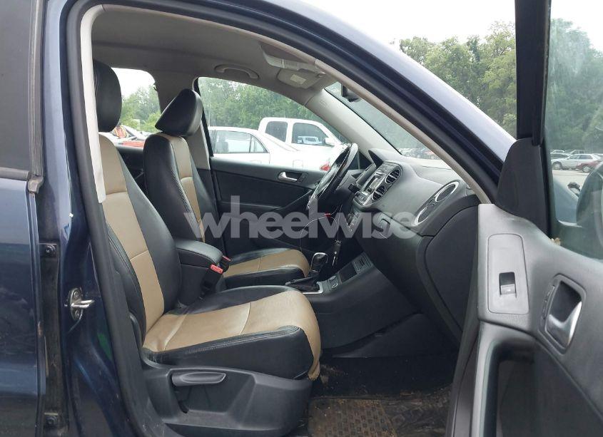 Photo 5 of 2016 Volkswagen Tiguan S (VIN WVGAV7AXXGW610355)