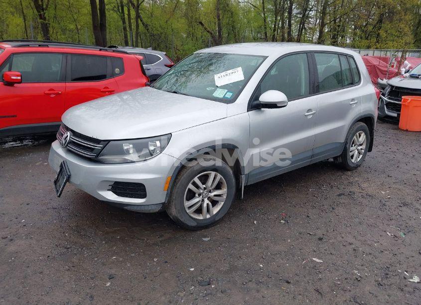 Photo 2 of 2014 Volkswagen Tiguan S (VIN WVGBV3AX0EW551097)