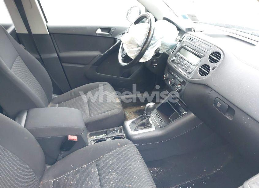 Photo 5 of 2014 Volkswagen Tiguan S (VIN WVGBV3AX0EW551097)