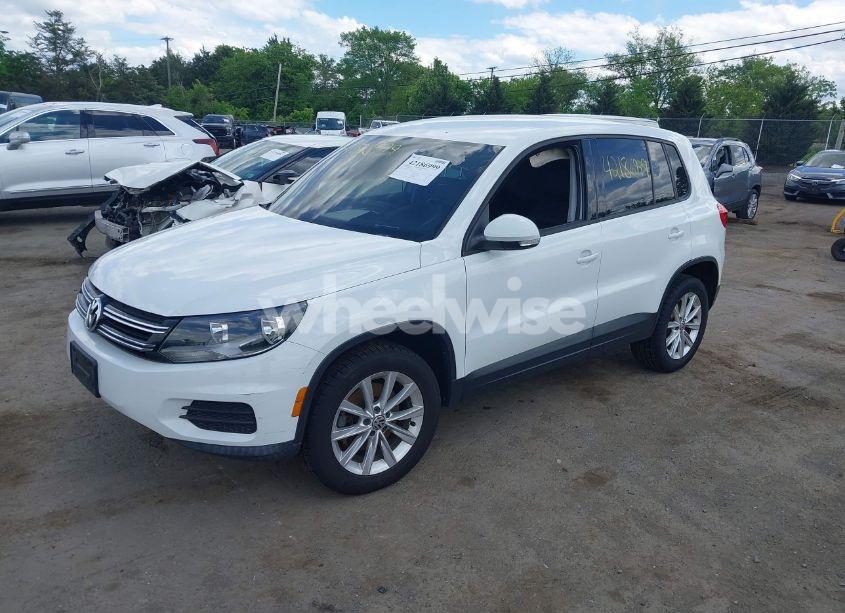Photo 2 of 2014 Volkswagen Tiguan SE (VIN WVGBV3AX0EW589381)