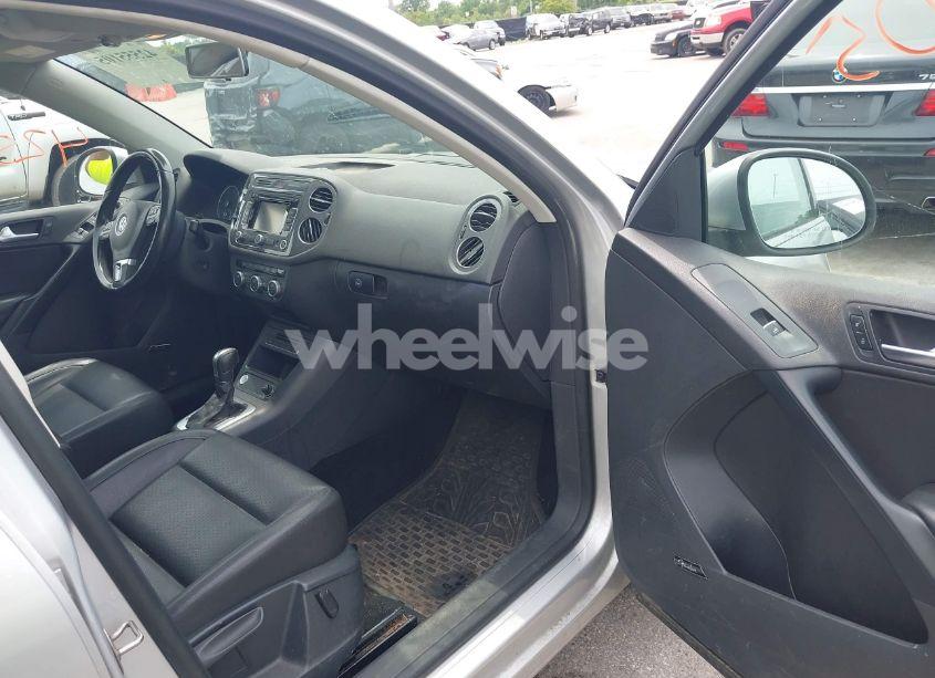 Photo 5 of 2014 Volkswagen Tiguan SEL (VIN WVGBV3AX3EW546525)