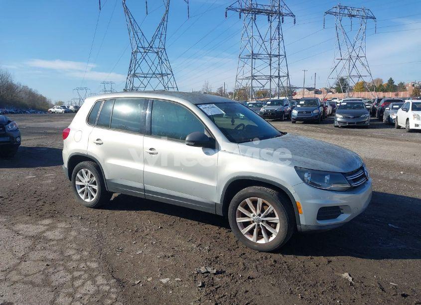 2014 Volkswagen Tiguan SE (VIN WVGBV3AX4EW526347) main photo