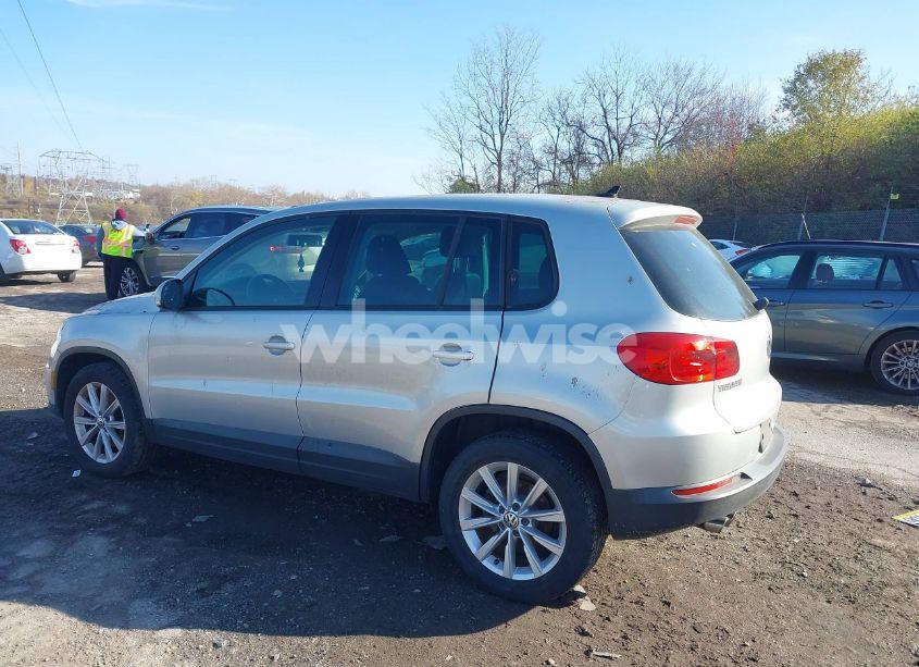 Photo 3 of 2014 Volkswagen Tiguan SE (VIN WVGBV3AX4EW526347)