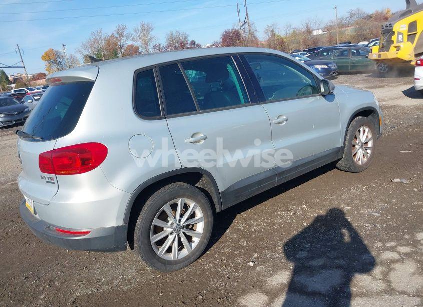 Photo 4 of 2014 Volkswagen Tiguan SE (VIN WVGBV3AX4EW526347)