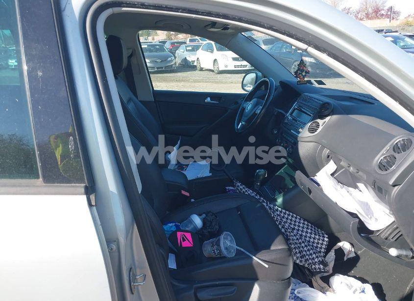 Photo 5 of 2014 Volkswagen Tiguan SE (VIN WVGBV3AX4EW526347)