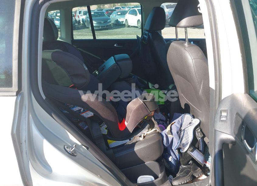 Photo 8 of 2014 Volkswagen Tiguan SE (VIN WVGBV3AX4EW526347)