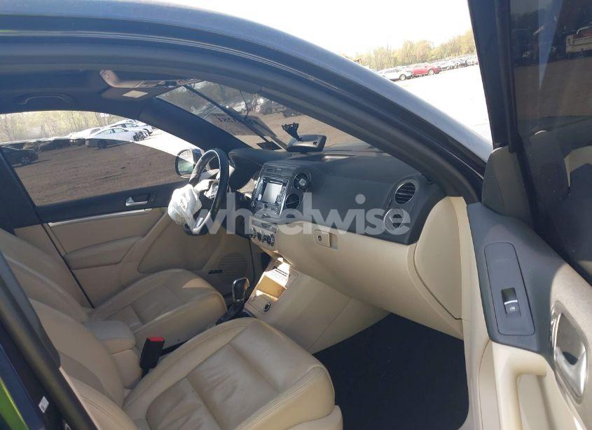 Photo 5 of 2014 Volkswagen Tiguan R-LINE (VIN WVGBV3AX7EW545538)