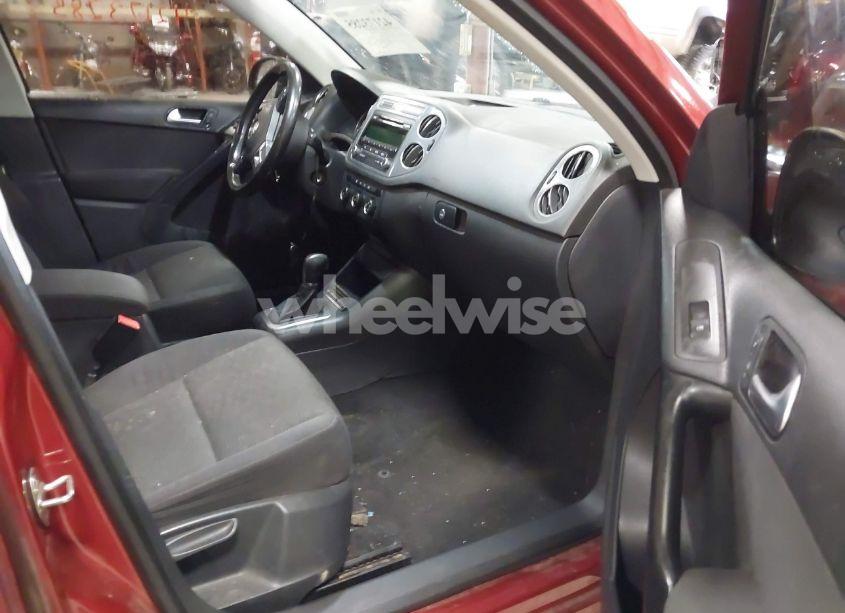 Photo 5 of 2014 Volkswagen Tiguan S (VIN WVGBV3AXXEW045826)