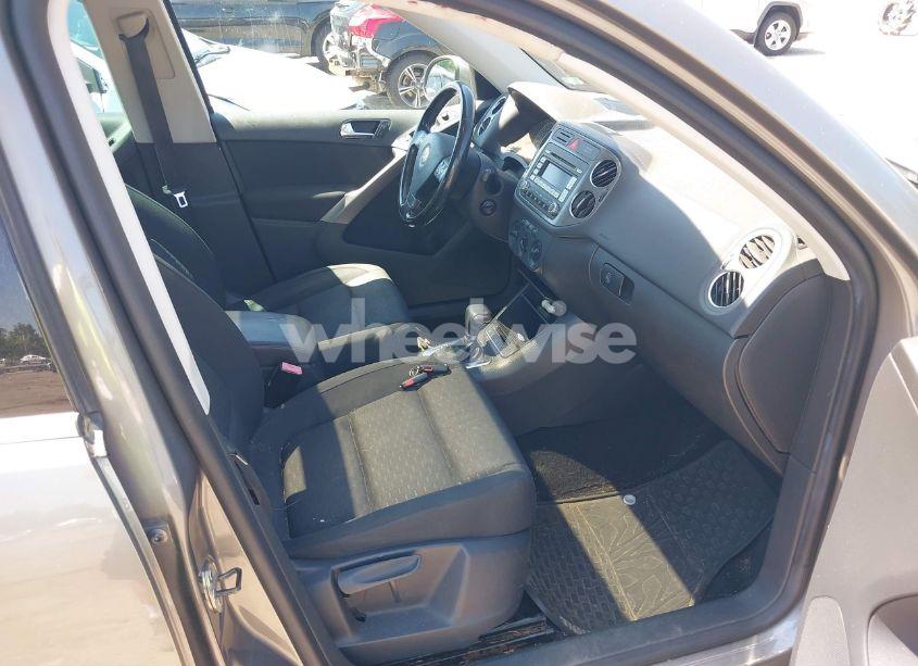 Photo 5 of 2009 Volkswagen Tiguan SE (VIN WVGBV75N09W533074)