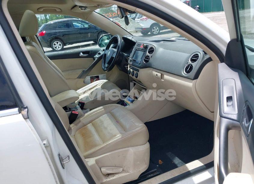 Photo 5 of 2009 Volkswagen Tiguan SEL (VIN WVGBV75N59W528596)