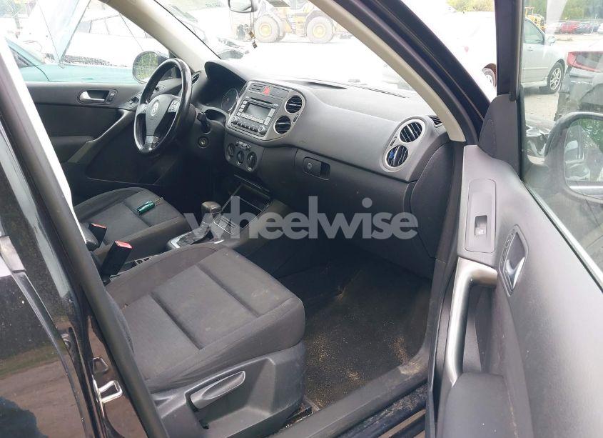 Photo 5 of 2009 Volkswagen Tiguan SE/SEL (VIN WVGBV75N99W502051)