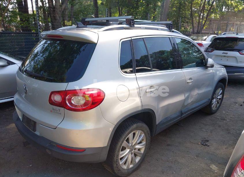 Photo 4 of 2009 Volkswagen Tiguan SE/SEL (VIN WVGBV75NX9W521370)