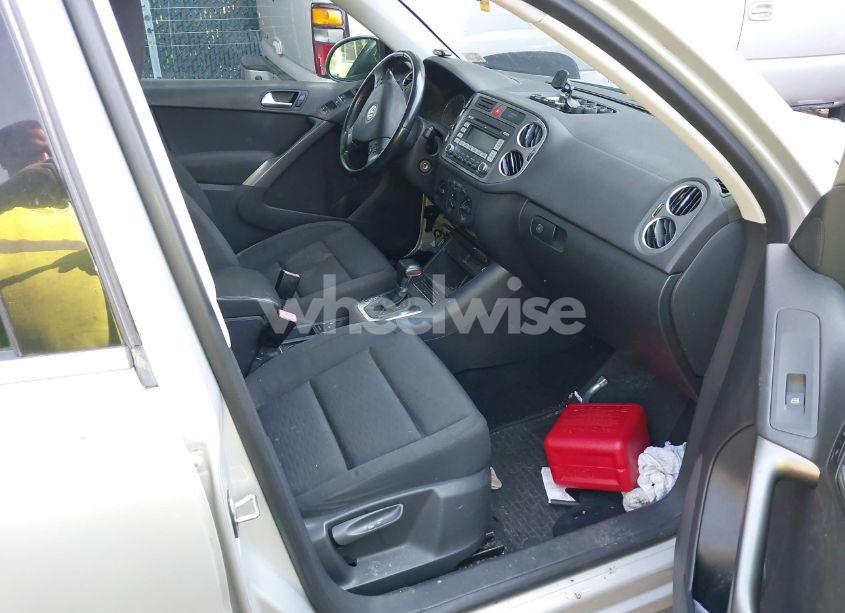 Photo 5 of 2009 Volkswagen Tiguan SE/SEL (VIN WVGBV75NX9W521370)