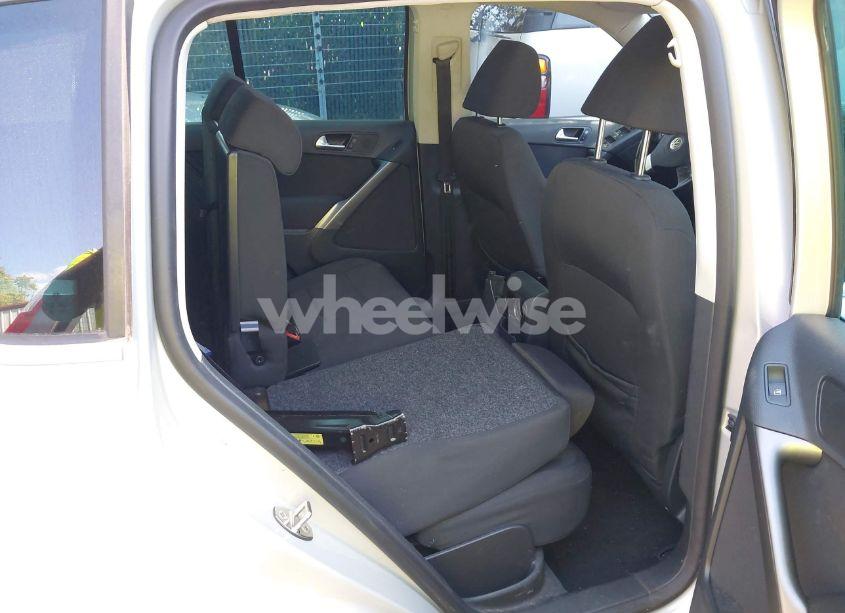 Photo 8 of 2009 Volkswagen Tiguan SE/SEL (VIN WVGBV75NX9W521370)