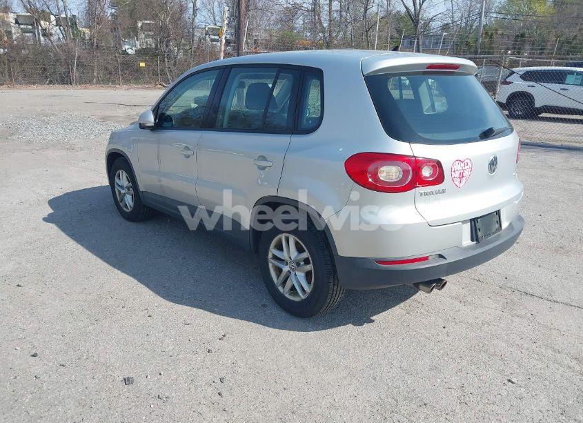 Photo 3 of 2011 Volkswagen Tiguan S (VIN WVGBV7AX1BW511517)