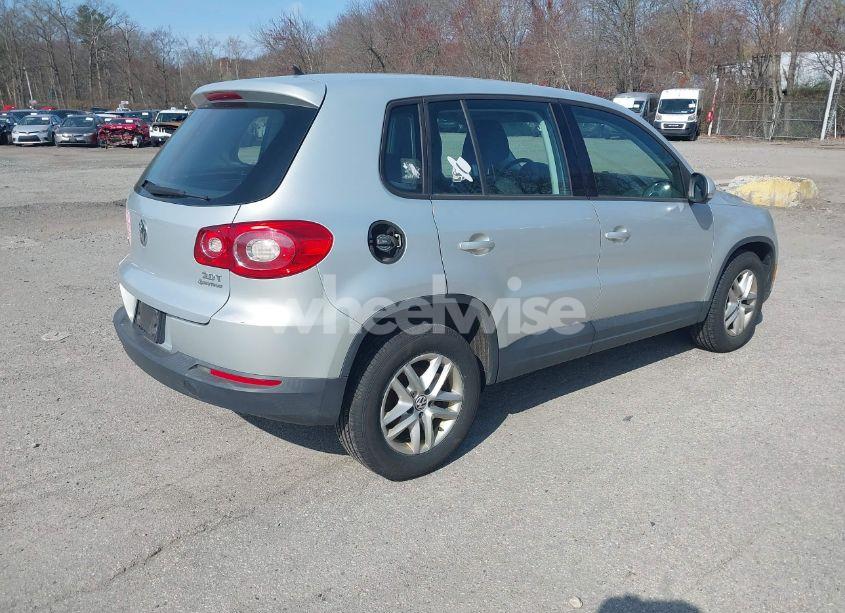 Photo 4 of 2011 Volkswagen Tiguan S (VIN WVGBV7AX1BW511517)