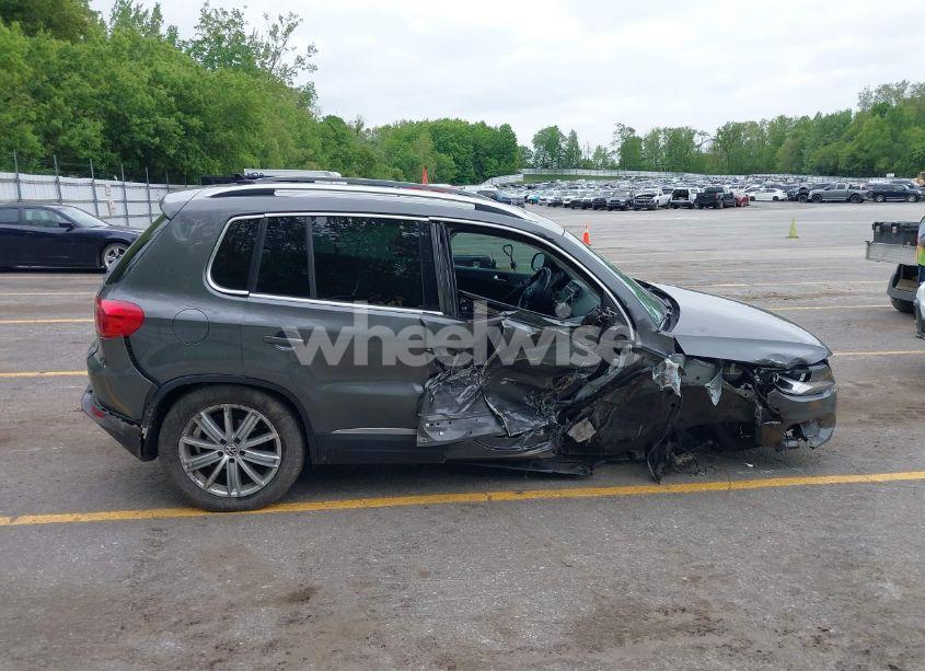 Photo 13 of 2012 Volkswagen Tiguan SE (VIN WVGBV7AX1CW095230)