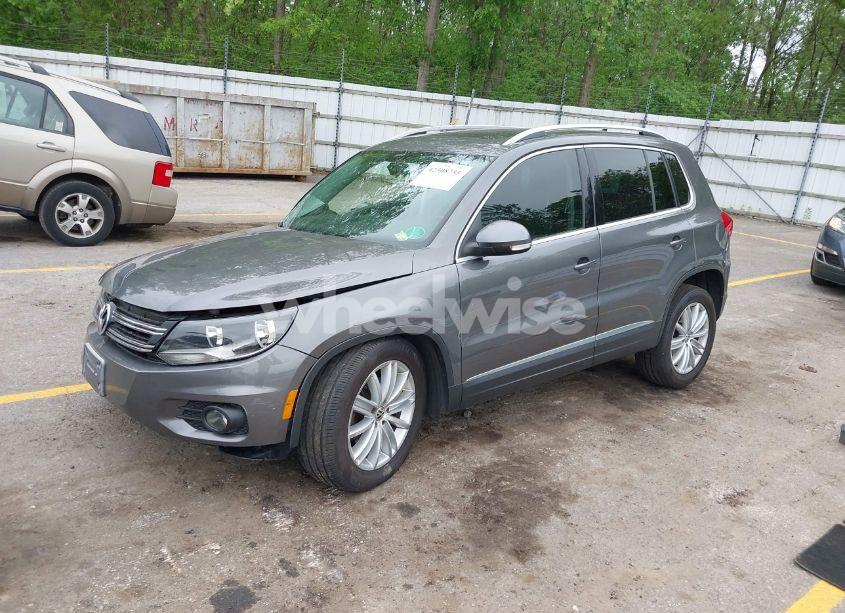 Photo 2 of 2012 Volkswagen Tiguan SE (VIN WVGBV7AX1CW095230)