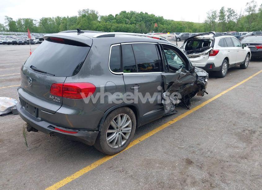 Photo 4 of 2012 Volkswagen Tiguan SE (VIN WVGBV7AX1CW095230)