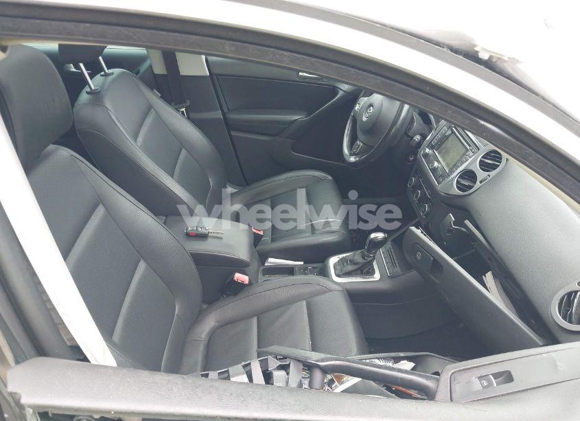 Photo 5 of 2012 Volkswagen Tiguan SE (VIN WVGBV7AX1CW095230)