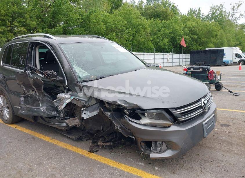 Photo 6 of 2012 Volkswagen Tiguan SE (VIN WVGBV7AX1CW095230)