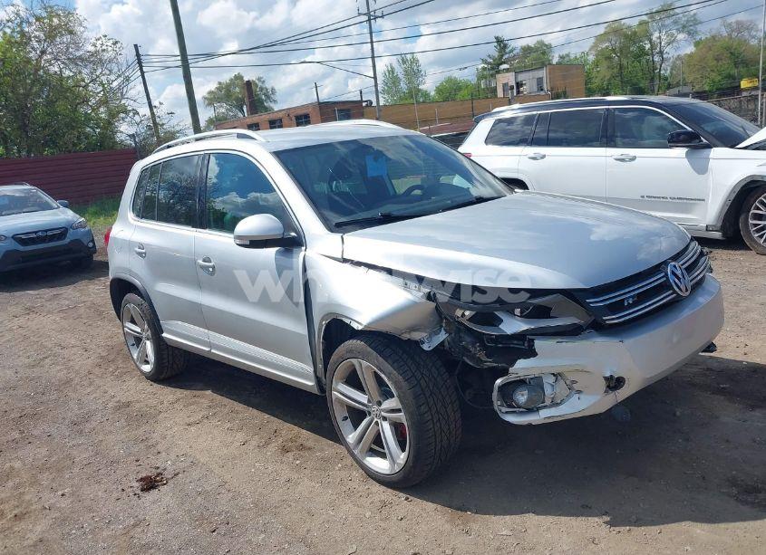 2016 Volkswagen Tiguan R-LINE (VIN WVGBV7AX1GW023157) main photo