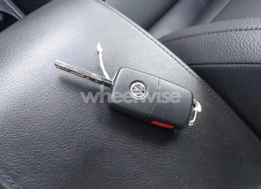 Photo 11 of 2016 Volkswagen Tiguan R-LINE (VIN WVGBV7AX1GW023157)