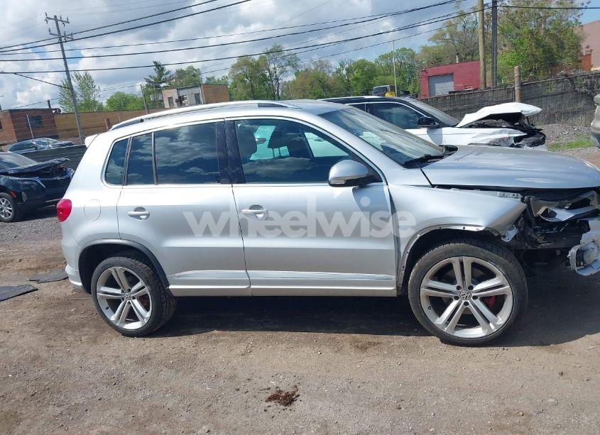 Photo 14 of 2016 Volkswagen Tiguan R-LINE (VIN WVGBV7AX1GW023157)