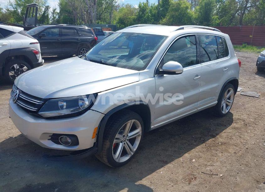Photo 2 of 2016 Volkswagen Tiguan R-LINE (VIN WVGBV7AX1GW023157)