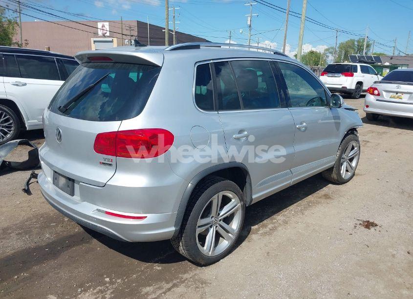 Photo 4 of 2016 Volkswagen Tiguan R-LINE (VIN WVGBV7AX1GW023157)