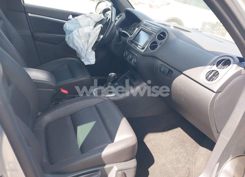 Photo 5 of 2016 Volkswagen Tiguan R-LINE (VIN WVGBV7AX1GW023157)