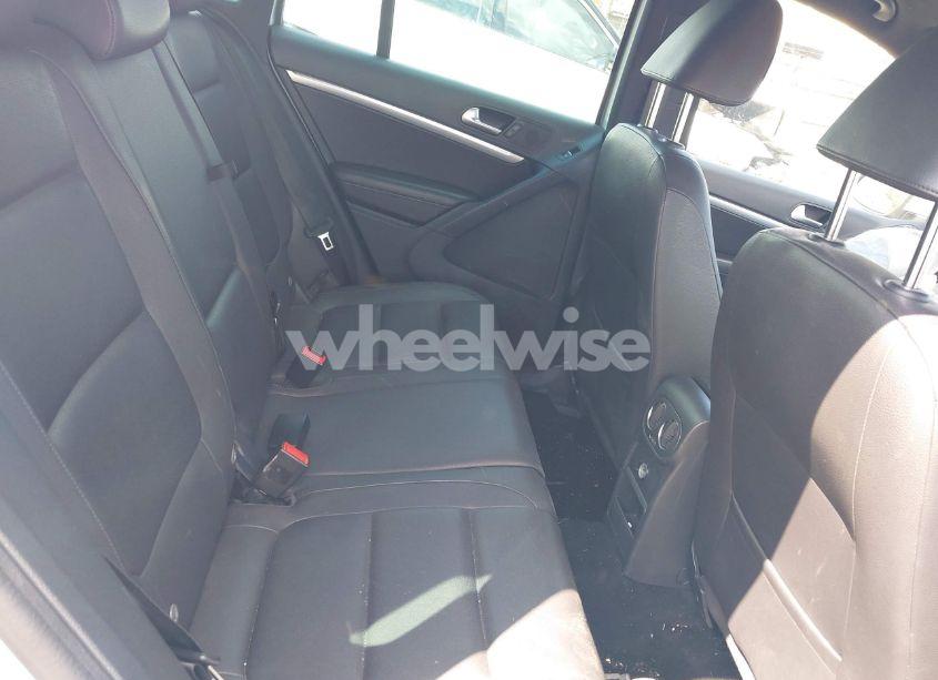 Photo 8 of 2016 Volkswagen Tiguan R-LINE (VIN WVGBV7AX1GW023157)
