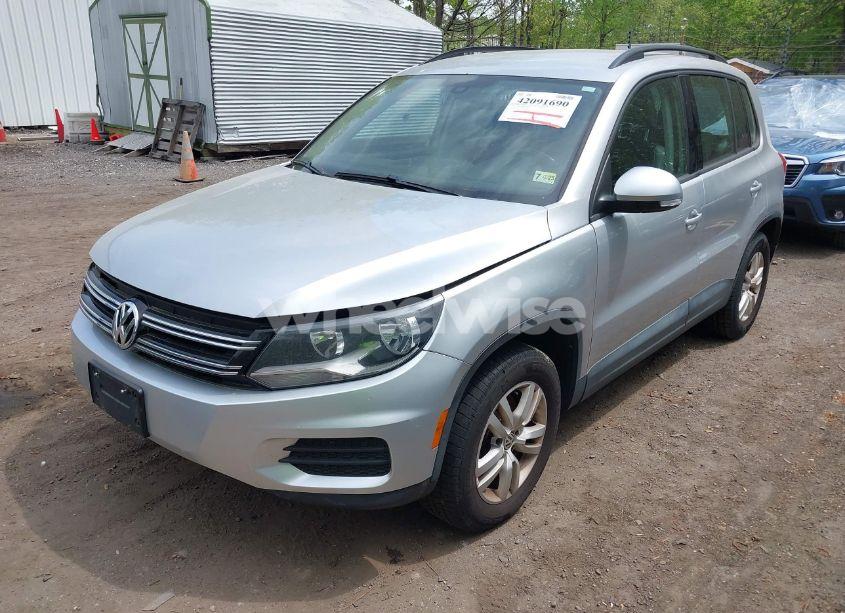 Photo 2 of 2016 Volkswagen Tiguan S (VIN WVGBV7AX1GW523335)