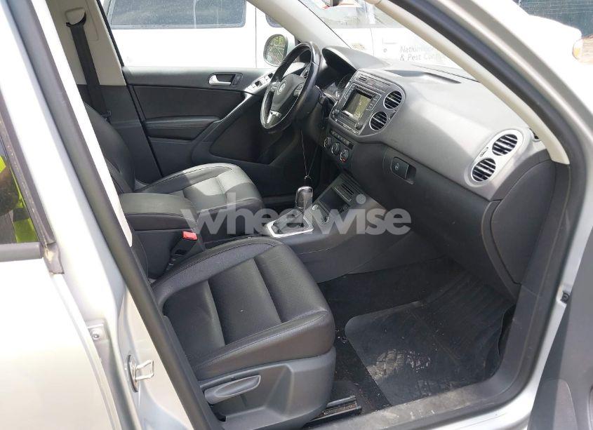 Photo 5 of 2016 Volkswagen Tiguan S (VIN WVGBV7AX1GW523335)