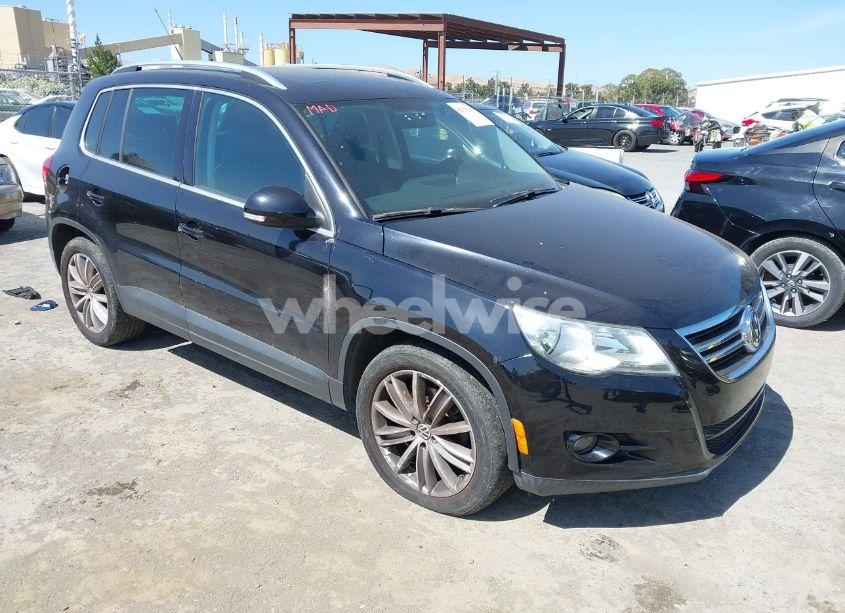 2011 Volkswagen Tiguan SE (VIN WVGBV7AX2BW501353) main photo