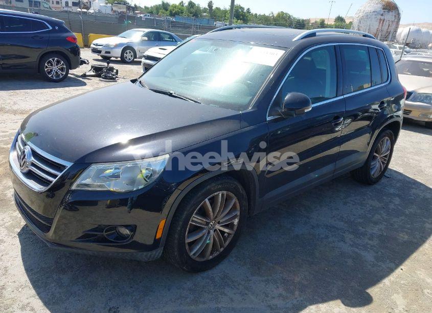 Photo 2 of 2011 Volkswagen Tiguan SE (VIN WVGBV7AX2BW501353)