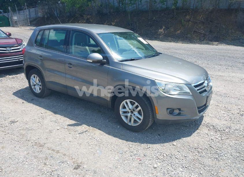 2011 Volkswagen Tiguan S (VIN WVGBV7AX2BW526723) main photo