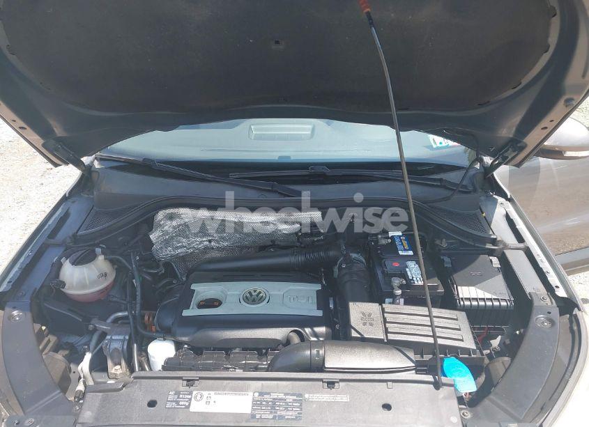 Photo 10 of 2011 Volkswagen Tiguan S (VIN WVGBV7AX2BW526723)