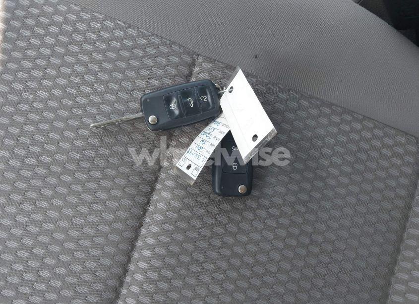 Photo 11 of 2011 Volkswagen Tiguan S (VIN WVGBV7AX2BW526723)