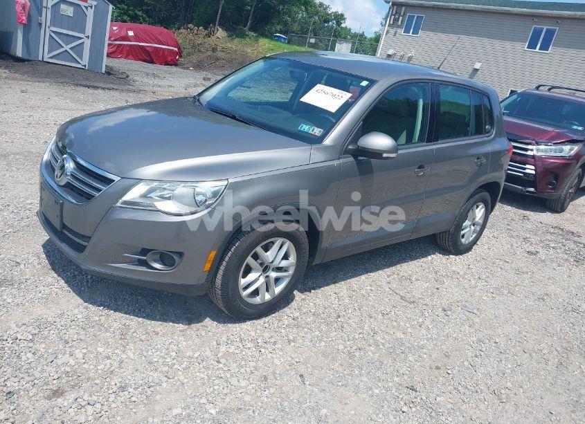 Photo 2 of 2011 Volkswagen Tiguan S (VIN WVGBV7AX2BW526723)