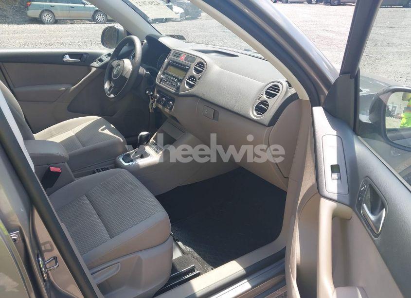 Photo 5 of 2011 Volkswagen Tiguan S (VIN WVGBV7AX2BW526723)