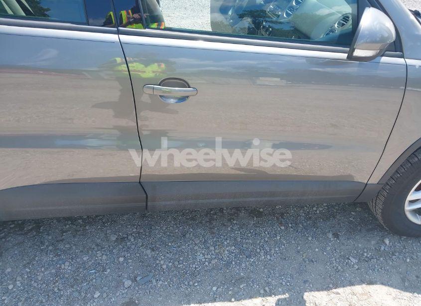 Photo 6 of 2011 Volkswagen Tiguan S (VIN WVGBV7AX2BW526723)