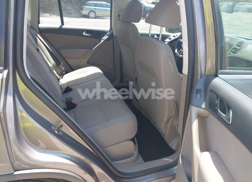 Photo 8 of 2011 Volkswagen Tiguan S (VIN WVGBV7AX2BW526723)