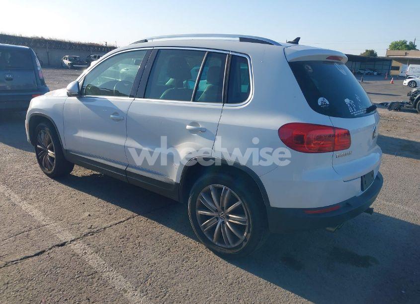 Photo 3 of 2012 Volkswagen Tiguan SE (VIN WVGBV7AX2CW588558)