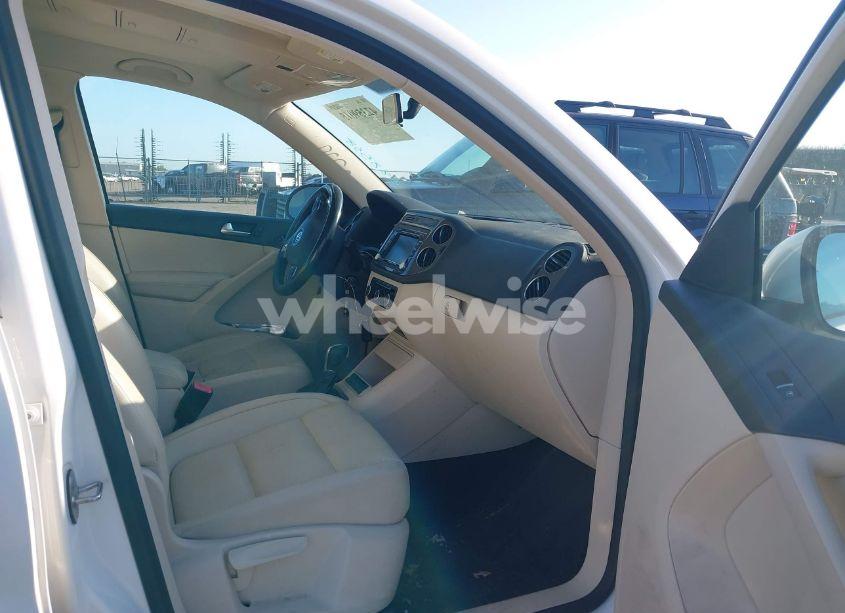 Photo 5 of 2012 Volkswagen Tiguan SE (VIN WVGBV7AX2CW588558)