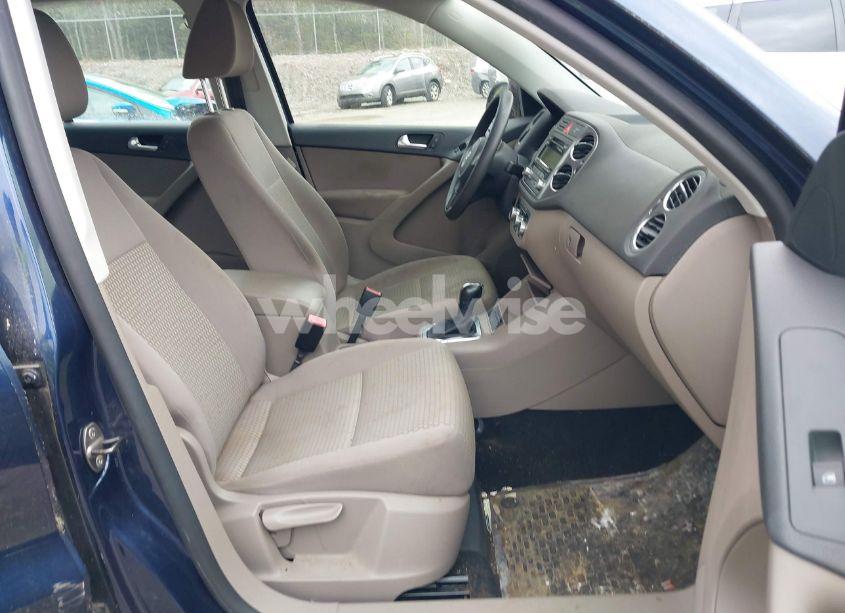 Photo 5 of 2011 Volkswagen Tiguan S (VIN WVGBV7AX3BW511017)