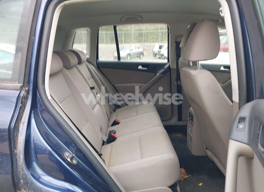 Photo 8 of 2011 Volkswagen Tiguan S (VIN WVGBV7AX3BW511017)